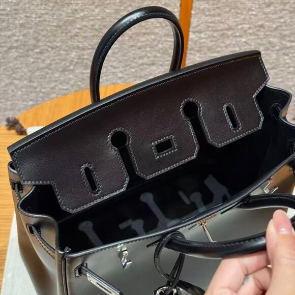 Classic Hermes Bag: A Stylish and Versatile Choice for Elegance - Picture 5 of 6